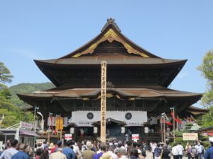 信濃 善光寺 本堂 御開帳の時には、境内に回向柱が立ちます