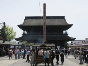 信濃 善光寺 回向柱と山門