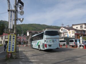 野沢温泉 中央ターミナル 飯山駅からの野沢温泉ライナーが停まっています