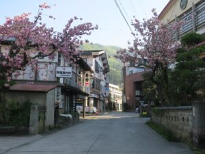 野沢温泉 朝日屋旅館前 左側にのざわ温泉交通の建物があります