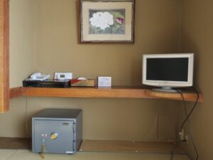 野沢温泉ホテル 和室10畳 バス・トイレなし 床の間 液晶テレビ、電話、目覚まし時計、ティッシュ、金庫があります