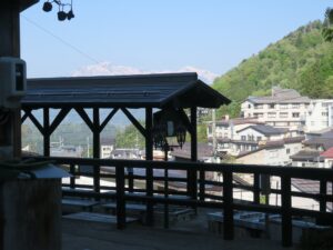 野沢温泉 ミニ温泉広場 湯らり 妙高山をバックに撮影