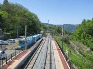 JR篠ノ井線 姨捨駅 ホームの先は行き止まりで、ホームの下に長野方面行きの線路があります