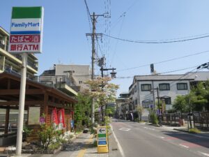 足湯があるファミリーマート ここから先が上山田温泉です