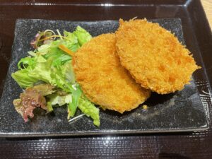 牛肉たっぷりメンチカツ 天然温泉 平和島にて