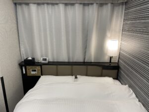 アパホテル 秋葉原駅東 スタンダードルーム ベッド セミダブルサイズのベッドがあります