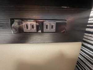 アパホテル 秋葉原駅東 スタンダードルーム 枕元のACコンセント