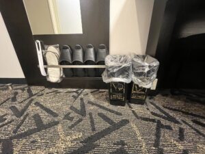 アパホテル 秋葉原駅東 スタンダードルーム デスク下、スリッパとごみ箱、ACコンセントがあります