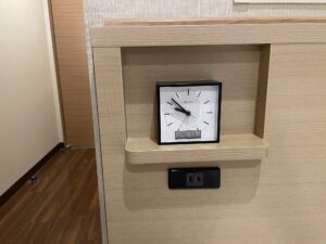 ホテル ヴィアイン新宿 シングルルーム 枕元 目覚まし時計とACコンセントがあります