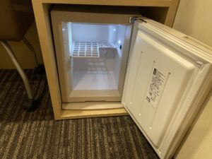 ホテル ヴィアイン新宿 シングルルーム 冷蔵庫の中は空です