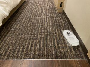 ホテル ヴィアイン新宿 シングルルーム 液晶テレビの下にACコンセントがあります