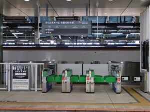 JR上越新幹線 新潟駅 5番線 新幹線乗り換え改札口 Suica・PASMOなどの交通系ICカード対応の自動改札機が並びます