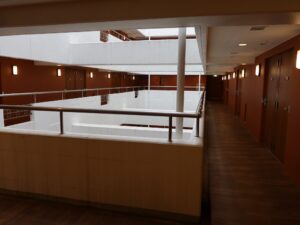 ドーミーイン新潟 建物の中は吹き抜け構造になっています
