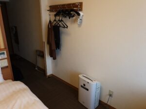 ドーミーイン新潟 ダブルルーム ハンガーと加湿空気清浄機