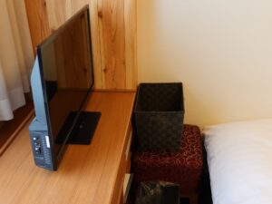 ドーミーイン新潟 ダブルルーム テレビの前の椅子とかご、ごみ箱 かごの中にタオルが入っています