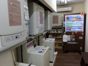 ドーミーイン新潟 10階 コインランドリーと自動販売機