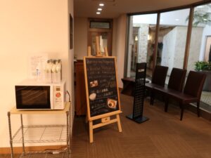 ドーミーイン新潟 2階 朝食会場と電子レンジ