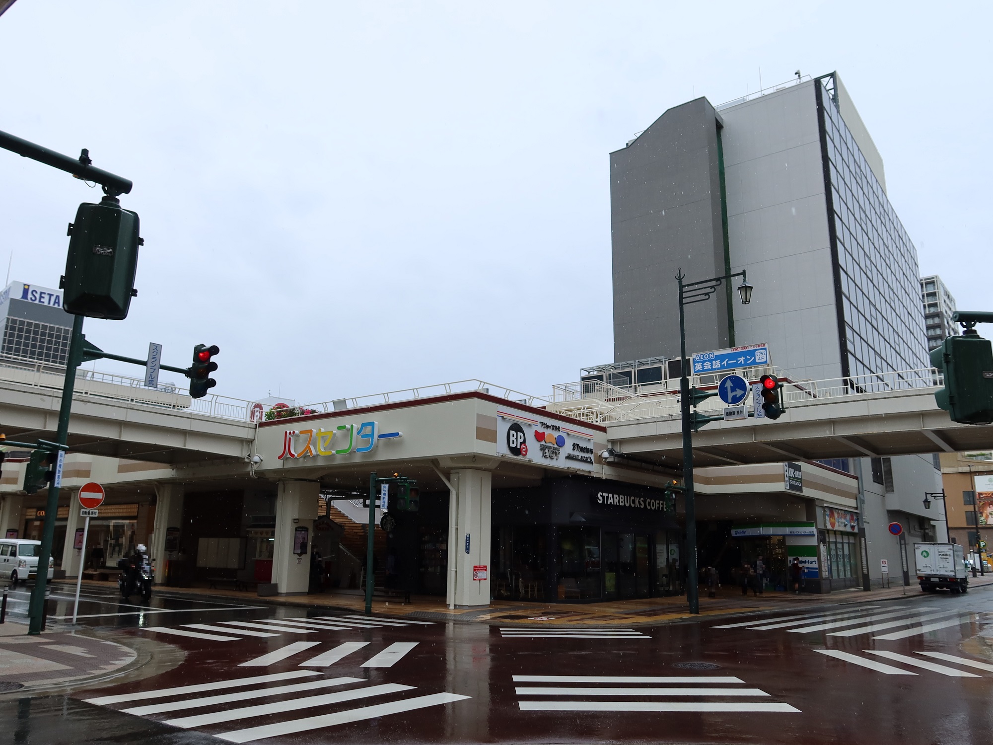 新潟 万代シテイ バスセンター 建物外観