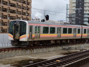 JR信越本線 E129系 横から 新潟駅にて
