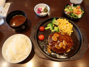 甲州牛ハンバーグセット お好み焼き・鉄板焼き 1008にて