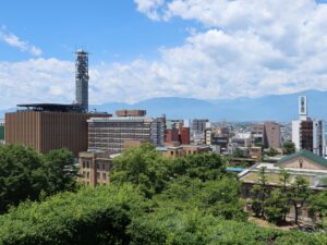 甲府城跡 舞鶴城公園 天守台から見た山梨県庁