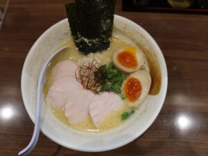 濃厚鶏白湯そば 全部入り 麺屋甲武信にて