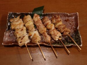 焼き鳥の盛り合わせ 創作和風居酒屋 茜屋にて