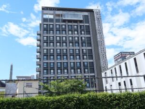 城のホテル甲府 建物 JR甲府駅 身延線ホームから撮影