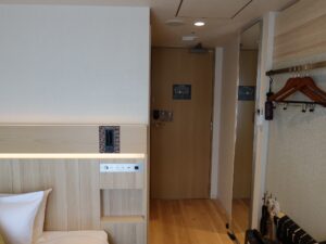 城のホテル甲府 シングルルーム 窓側から玄関方向を撮影