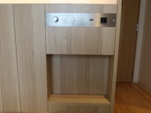 城のホテル甲府 シングルルーム 枕元 ケータイ・スマホ置き場と明かりのスイッチ、ACコンセント、USBポートがあります