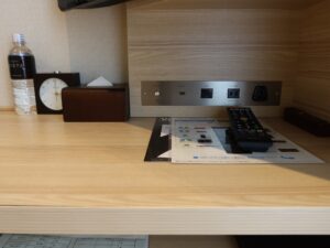 城のホテル甲府 シングルルーム デスク上 目覚まし時計・ティッシュ・ACコンセント・USBポート・HDMIポート・明かりのスイッチがあります