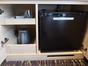 城のホテル甲府 シングルルーム デスク下 コップ・電気ケトル・冷蔵庫があります