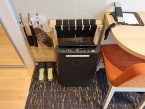 城のホテル甲府 シングルルーム デスク横 空気清浄機とスリッパがあります