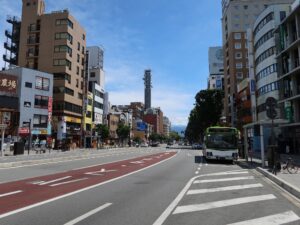 山梨県 甲府市 平和通り 甲府駅前交差点 八光地産ビルと山梨県防災別館が見えます