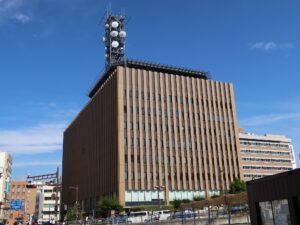 山梨県庁 山梨県防災新館 舞鶴通りから撮影 1階はやまなしプラザになっています