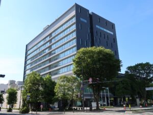 甲府市役所 平和通りと城東通りの交差点にあります