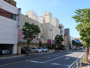 山梨県 甲府市 舞鶴通り 市役所東交差点 周辺は甲府温泉です