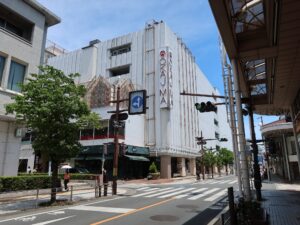 山梨県 甲府市 城東通り 春日モール北交差点 正面に岡島百貨店があります
