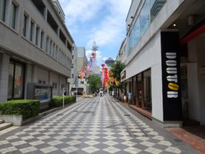 山梨県 甲府市 オリオン通り 左に山梨中央銀行本店 右に岡島百貨店があります