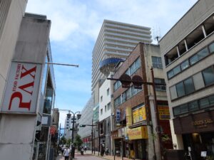 山梨県 甲府市 紅梅通り 飲食店の先に複合ビルKoKoriがあります