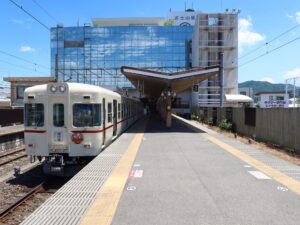 富士山麓電気鉄道 富士急行線 富士山駅 (旧:富士吉田駅) 2番線・3番線 2番線は主に河口湖方面に行く列車が発着します 3番線は主に大月方面に行く列車が発着します