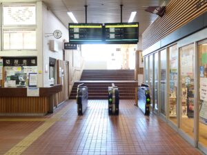 富士山麓電気鉄道 富士急行線 富士山駅 (旧:富士吉田駅)改札口 交通系ICカード対応の自動改札機が並びます