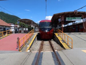富士山麓電気鉄道 富士急行線 河口湖駅 ホーム全体 富士山・大月方面に行く列車が発着します