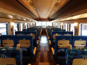 富士山麓電気鉄道 富士急行線 8500系 富士山ビュー特急 自由席 車内 河口湖駅にて撮影
