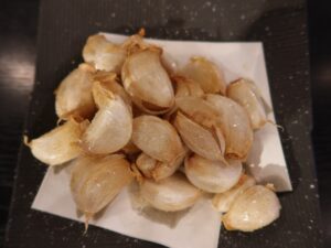 揚げニンニク 横浜みなとみらい万葉倶楽部にて