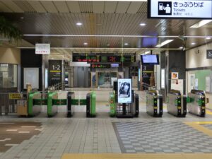 JR両毛線 前橋駅 改札口 交通系ICカード対応の自動販売機が並びます