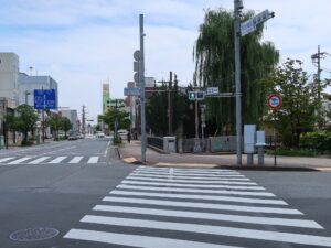 群馬県前橋市の繁華街 諏訪橋西詰交差点 立川町通り 横向きの歩行者信号