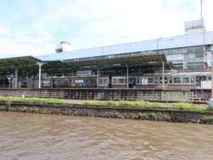 上毛電鉄線 中央前橋駅 広瀬川の対岸から見たホーム