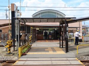上毛電鉄線 赤城駅 構内踏切 手前が東武鉄道のホーム、真ん中が上毛電鉄のホーム、奥が駅舎です