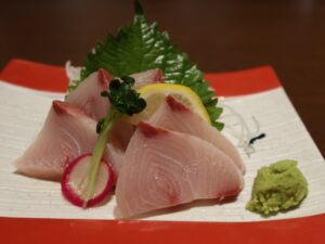 ぶりの刺身 竜泉寺の湯 草加谷塚店にて